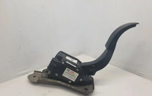 Hyundai Santa Fe Accelerator throttle pedal 327262B900
