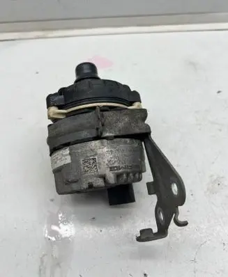 Mercedes-Benz C W205 Water pump A2055013001 12344347