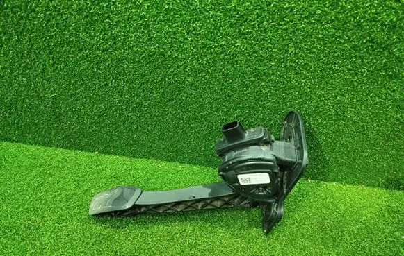 Accelerator throttle pedal