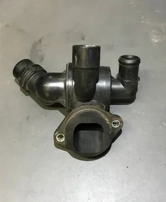 Audi A4 S4 B8 8K Thermostat housing V3932006