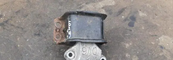 Engine mount vacuum valve