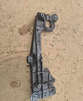 Volkswagen Touran I Engine mounting bracket 03G131159