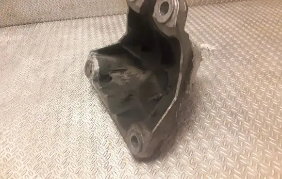 BMW 5 F10 F11 Engine mounting bracket 6795958