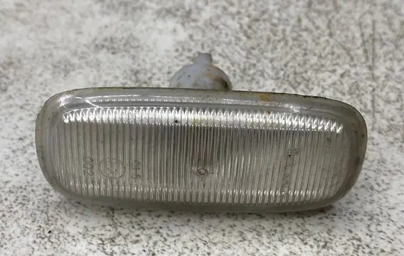 Audi A6 S6 C5 4B Front fender indicator light E26002