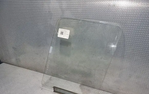 Mercedes-Benz Sprinter W901 W902 W903 W904 Front door window glass four-door