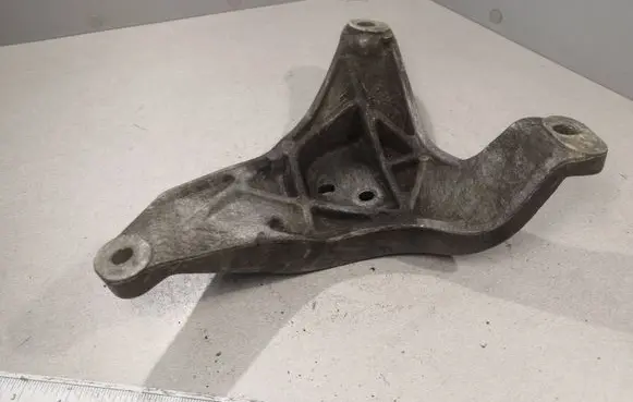 BMW 5 E39 Engine mounting bracket 1096080