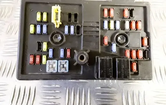 Chevrolet Captiva Fuse module 96821082