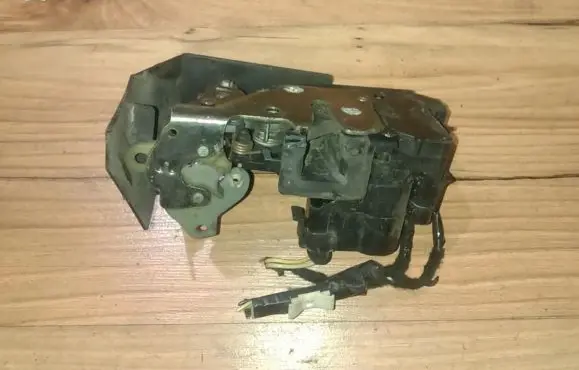 Alfa Romeo 156 Front door lock 16835553