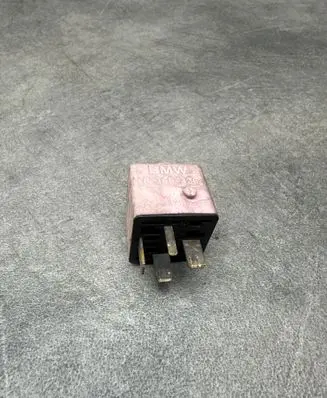 BMW 5 E39 Other relay 8365326