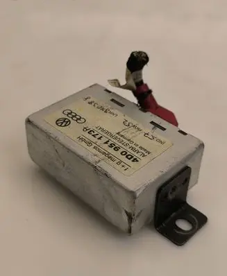 Audi A8 S8 D2 4D Alarm control unit/module 4D0951173A LNR8K038C