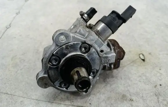 BMW 1 E81 E87 Fuel injection high pressure pump 7797874