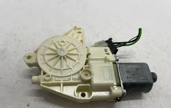 Mercedes-Benz E W212 Front door window regulator motor A2048200142