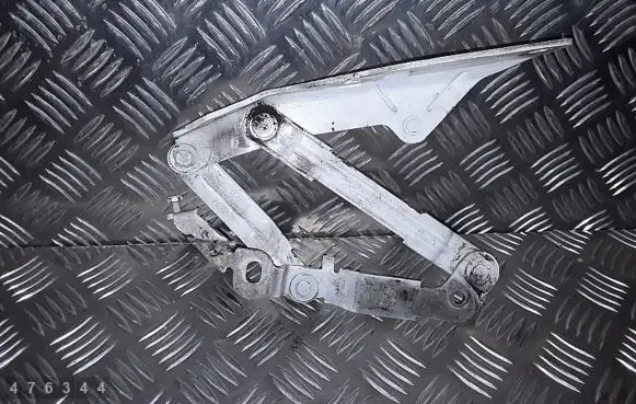Engine bonnet/hood hinges