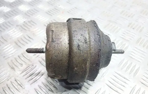 Volkswagen PASSAT B5 Engine mount bracket