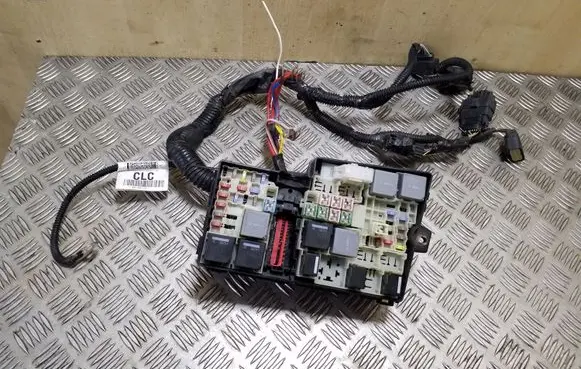 Ford Focus Fuse module AV6T14A067AB BV6T14K733CLC