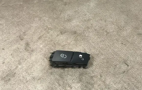 Mercedes-Benz C W204 Central locking switch button A2049058402