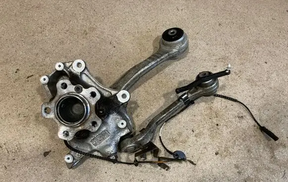 Front wheel hub spindle knuckle