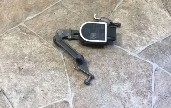 BMW 1 F20 F21 Air suspension front height level sensor 6784072