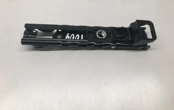 Volkswagen Jetta VII Seat belt height adjuster 4M0857819