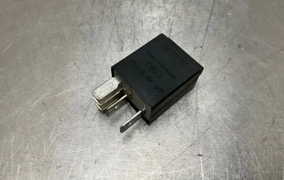 Volkswagen Touran I Other relay 95VW10K705EA 0332201102 7M0951253C