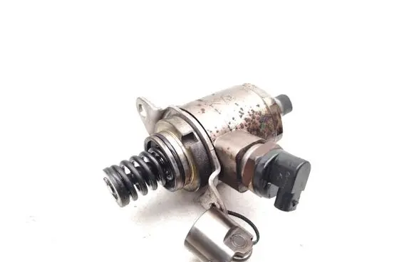 Audi A5 8T 8F Fuel injection high pressure pump 06J127025E