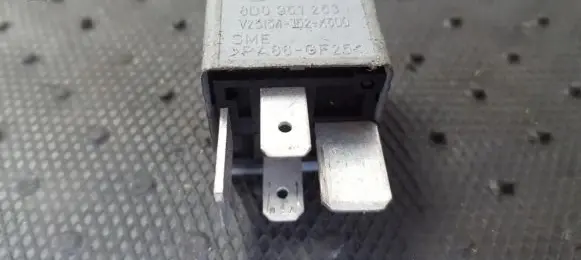 Volkswagen PASSAT B5 Other relay 8D0951253 V23134-J52-X300