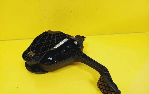 Volkswagen Touran I Clutch pedal 1T1721059BD 1K0721388K 1T1721318C