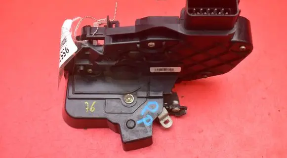Volvo S40 Front door lock 30699447
