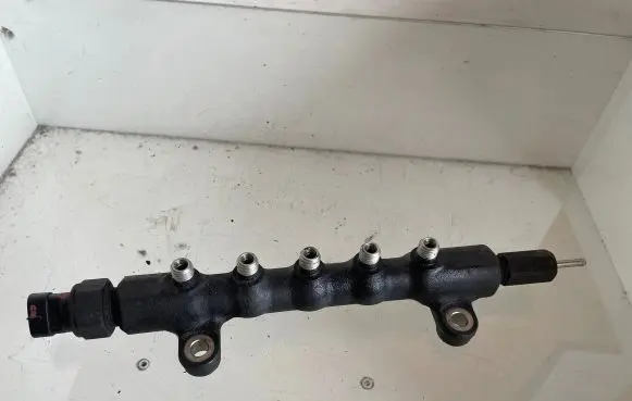Toyota Corolla Verso E121 Fuel distributor 