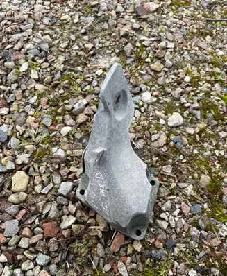 BMW 5 E60 E61 Engine mounting bracket 6777056