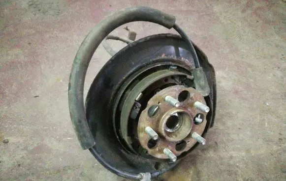 Rear wheel hub