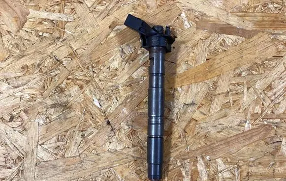 Porsche Cayenne (9Y0 9Y3) Fuel distributor 95811012830
