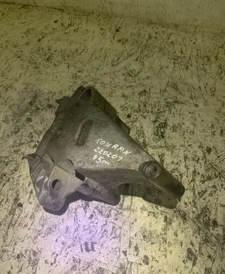 Volkswagen Touran I Engine mounting bracket 03G199207