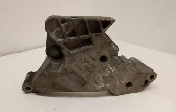 Volkswagen PASSAT B6 Engine mounting bracket 03G199207F