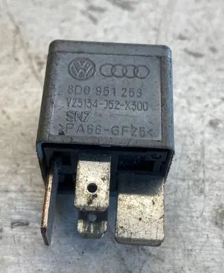 Volkswagen PASSAT B5.5 Other relay 8d0951253
