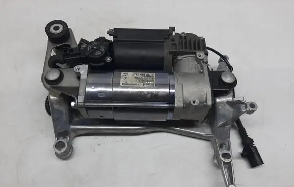 Volkswagen Touareg III Air suspension compressor/pump 7L0698007E