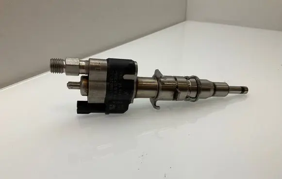 BMW 5 E60 E61 Fuel injector 7585261 758526112