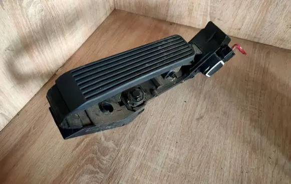 Mercedes-Benz E W211 Accelerator throttle pedal A2113000504