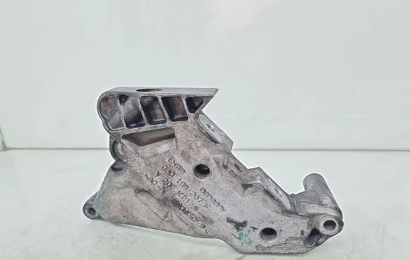 Volkswagen Touran I Engine mounting bracket 03G199207F