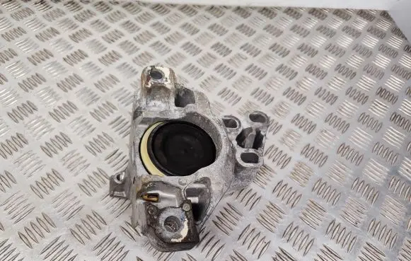 Mercedes-Benz B W246 W242 Engine mount bracket 326E23F