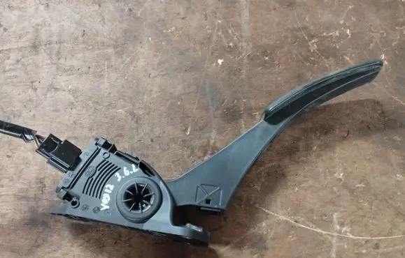 Chrysler Town & Country V Accelerator throttle pedal 05281225AA