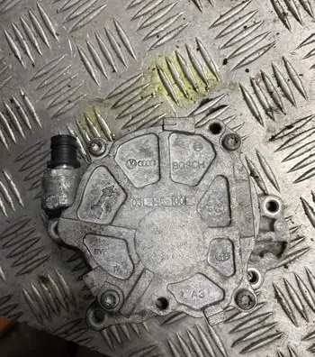 Volkswagen PASSAT B6 Vacuum pump 03l145100