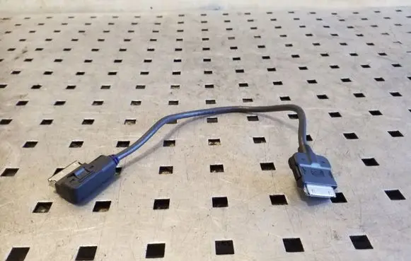Volkswagen PASSAT B7 iPod connector socket 000051446L