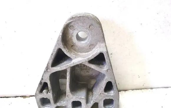 Engine mounting bracket