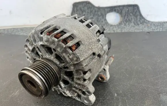 Volkswagen Golf VII Generator/alternator 04L903021D 117031899 2715271A