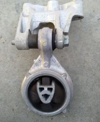 Nissan X-Trail T32 Engine mount bracket