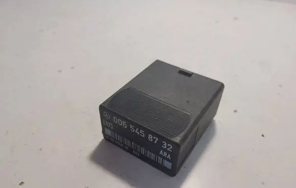 Mercedes-Benz E W124 Fuel pump relay 0065458732 05999610