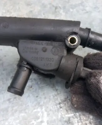 Volkswagen Polo IV 9N3 Engine coolant pipe/hose 038121132D