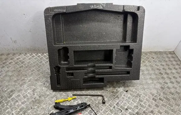 Land Rover Evoque I Tool set 