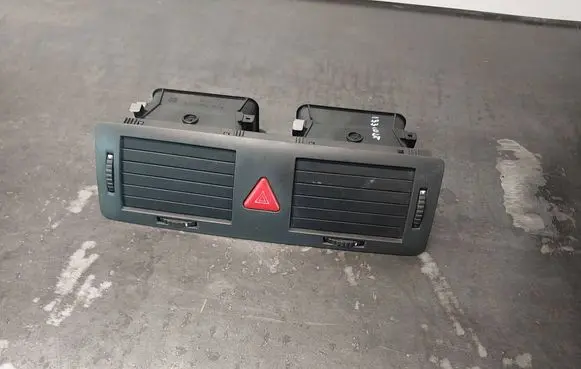 Skoda Fabia Mk1 (6Y) Dash center air vent grill 6Y0820951
